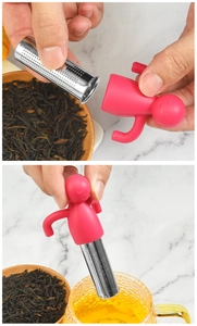 Primer plano detallado del infusor de té con forma de hombrecito y malla de acero inoxidable.