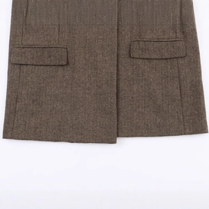 Giacca blazer casual da donna a spina di pesce color tano con tasche a patta e orlo dritto