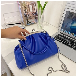 Détail du sac nuage plissé bleu avec fermoir rétro et bandoulière chaîne argentée