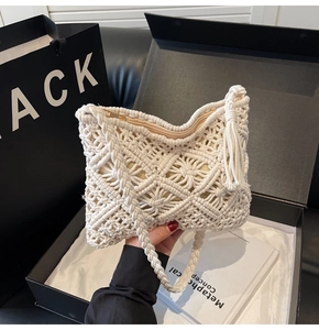 Détail du sac bohème tissé crème avec pampille à franges et motif de losanges ajourés