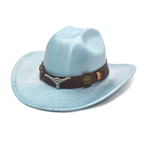 Détail d'un chapeau de cowboy bleu clair avec revêtement argenté et décor de taureau