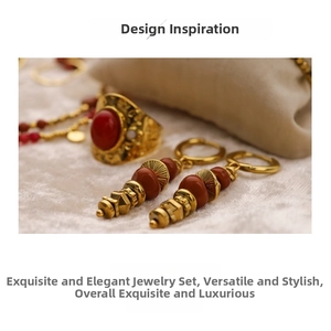 Détail d'une bague bohème vintage en or avec pierre rouge et boucles d'oreilles perlées