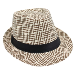 Dettaglio del cappello di paglia a quadri vintage con nastro decorativo in raso