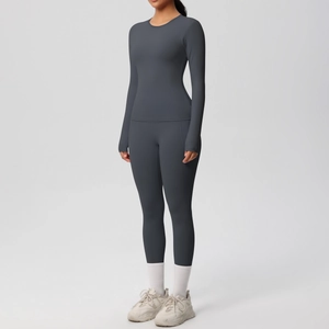 Détail du legging de yoga taille haute et du haut à manches longues en tissu gris anthracite
