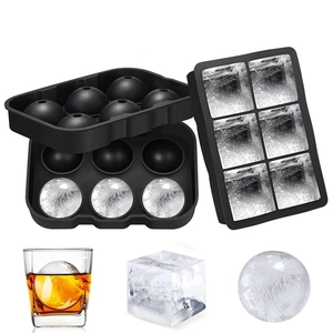 Set stampi in silicone nero con 6 sfere e 6 quadrati con ghiaccio pronto nel bicchiere