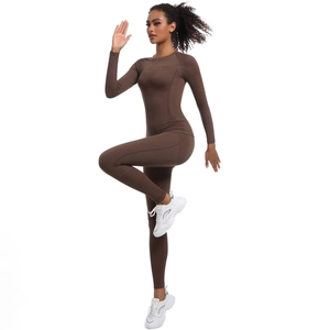 Dettaglio del body sportivo marrone scuro senza cuciture con texture traspirante