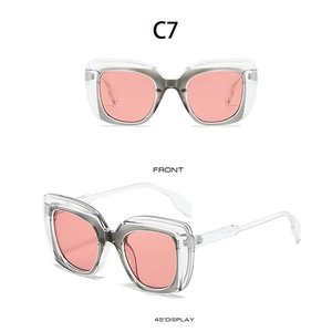 Front- und 45-Grad-Ansicht der eckigen transparenten grauen Sonnenbrille mit rosa Gläsern