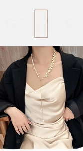 Dettaglio collana lunga con perle naturali e foglie in oro 18k su modella elegante