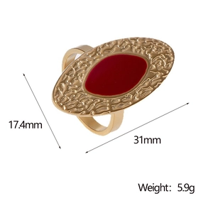 Détail bague vintage dorée avec face émail rouge 31mm et texture martelée élégante