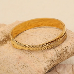 Brazalete geométrico de hoja en acero inoxidable dorado con acabado pulido y texturizado
