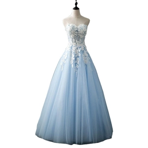 Robe de soirée bustier bleu ciel longue au sol avec broderie florale en dentelle blanche