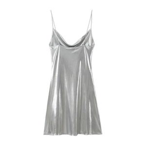 Detalle de vestido plateado metalizado con cuello desbocado y tirantes finos de fiesta