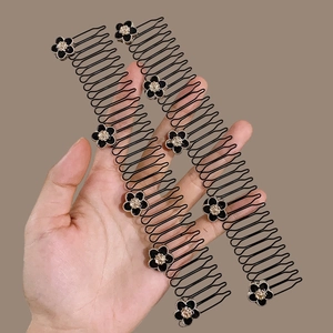 Peine ondulado de metal negro con detalles florales de camelia para el cabello