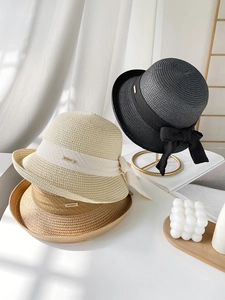 Chapeaux de paille tissés à la main en trois couleurs avec rubans et plaques métal