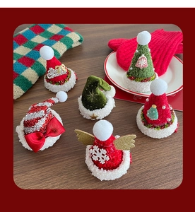 Lot de six barrettes de Noël festives avec cloches, flocons de neige et mini bonnets