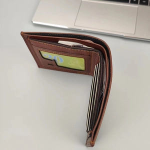 Vue intérieure du portefeuille pour hommes en cuir marron avec fentes et fermeture