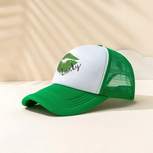 Cappellino trucker verde e bianco con stampa labbra e rete traspirante estiva