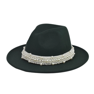 Primer plano de la banda de perlas en un sombrero de lana verde oscuro para mujer