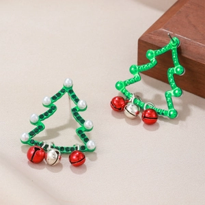 Dettaglio macro di orecchini ad albero di Natale con cristalli verdi, perle e campanelli