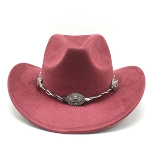 Détail d'un chapeau de cow-boy bordeaux avec bande tressée et ornements en métal argenté