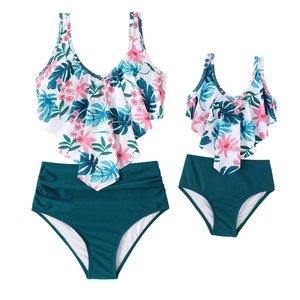Set bikini coordinato mamma e figlia con stampa floreale tropicale e volant