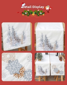 Détail du chemin de table en fausse fourrure blanche avec sapins et flocons brodés de Noël