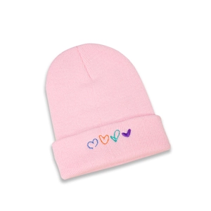 Détail de la broderie cœur colorée sur le revers d'un bonnet en maille rose pour femme