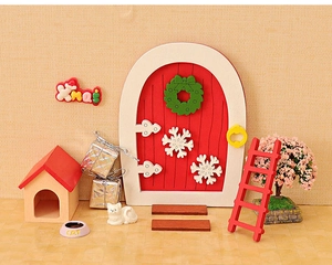 Kit de Noël miniature avec porte en bois rouge, échelle et détails de décor festif