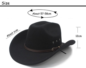 Dettaglio cappello da cowboy in feltro nero con cintura in pelle e occhielli in metallo