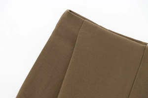 Dettaglio ravvicinato delle cuciture e della trama del tessuto dei pantaloni a palloncino