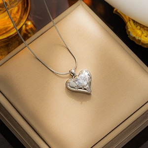 Elegante silberne Herzkette mit Mikrozirkonia auf einem beigefarbenen Schmuckständer