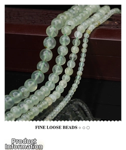 Détail de perles de préhnite vert clair en quatre tailles pour la création de bijoux DIY