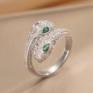 Luxurious silver snake ring with micro-p鑲ed white zircon and pear-shaped green eyes