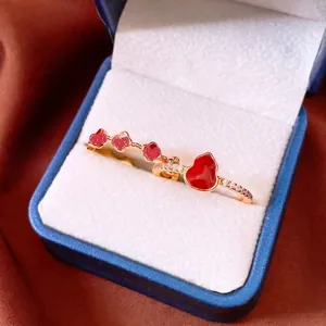 Bague ouverte plaquée or 18k avec quatre motifs de cœurs rouges et zircons en boîte cadeau