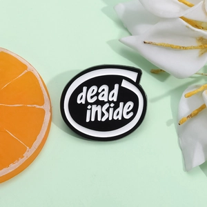 Détail du pin's en émail blanc avec texte 'dead inside' sur fond floral esthétique