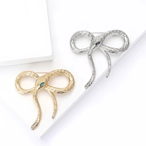 Fashion alloy snake brooches with enamel bow design in gold and silver finish