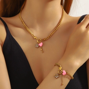 Parure en acier inoxydable doré avec pendentifs cœur rose et fleur en cristal