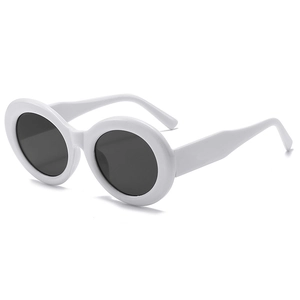 Retro-Sonnenbrille mit ovalem weißem Rahmen und dunklen Gläsern im 45-Grad-Winkel gezeigt
