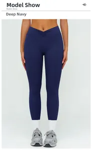 Détail macro de la taille croisée haute sur un legging de yoga bleu marine