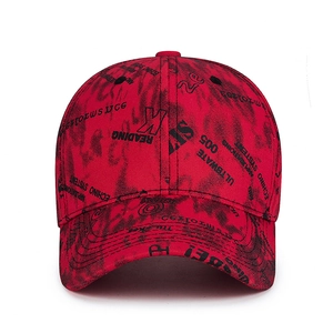 Casquette de baseball rouge style urbain avec graffiti noirs et sangle réglable au dos