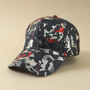 Vue de trois-quarts de la casquette de baseball camouflage avec accents rouges