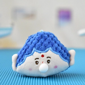 Detalle de un adorable colgante de Buda de peluche con pelo azul y boca de burbuja suave