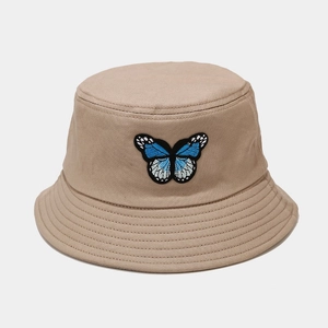 Khaki katoenen vissershoed met blauwe vlinderborduring voor een zomerse look