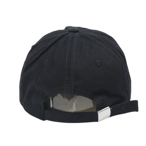 Rückansicht der schwarzen Baumwoll-Baseballkappe mit silberner Metallschnalle und Gurt