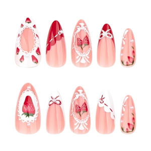 Faux ongles amande roses avec motifs fraises, dentelle blanche, nœuds et perles 3D