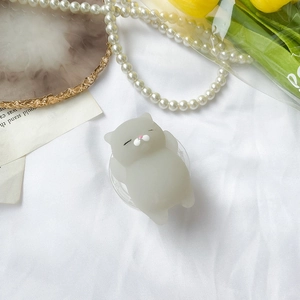 Vue macro d'un support de téléphone chat mignon en silicone gris avec des oreilles douces