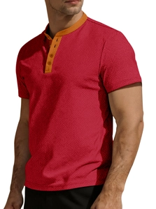 Détail du t-shirt en maille bicolore rouge et orange avec col Henley et texture boutonnée