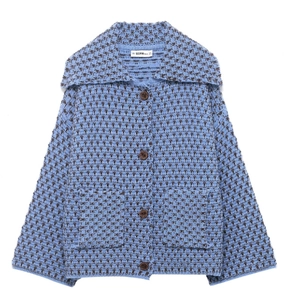 Detailansicht der blau-braunen Strickjacke mit Karomuster, Revers und dunklen Knöpfen