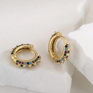 Detalle de los pendientes de aro bañados en oro 18K con circonitas de colores y puntas