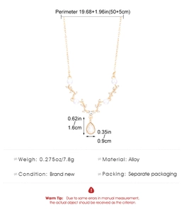 Dettaglio collana corna di cervo con specifiche, accenti di perle e goccia di cristallo